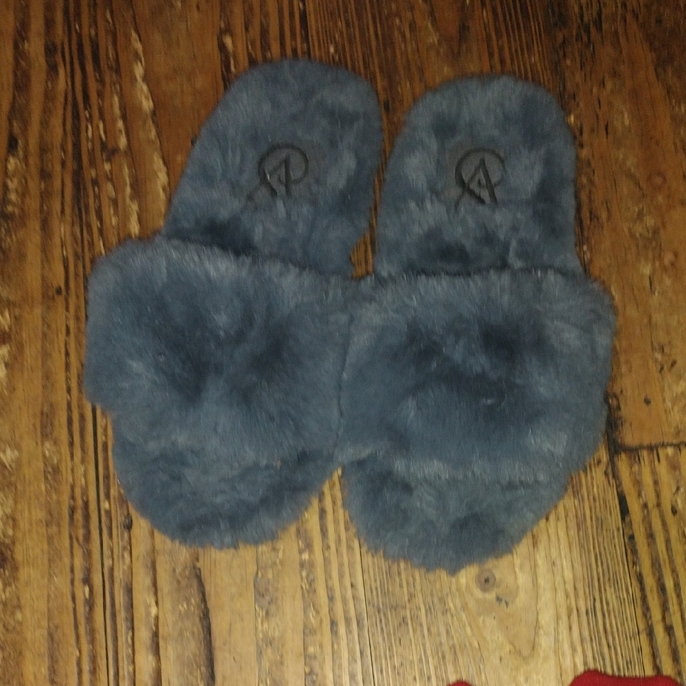 Victoria's Secret Gray Fuzzy Slippers NWOT